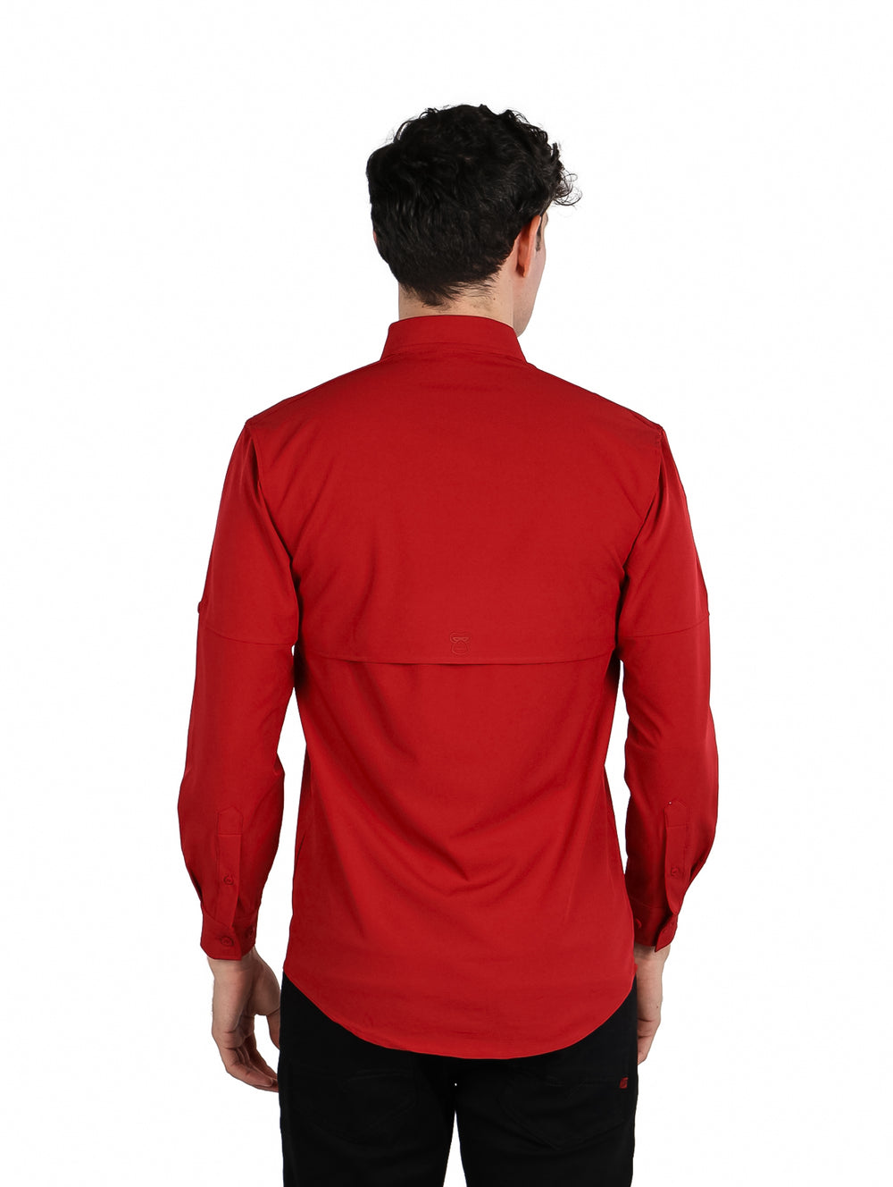 Hombre vistiendo una camisa de manga larga color rojo sangre con dos bolsillos frontales y cuello.