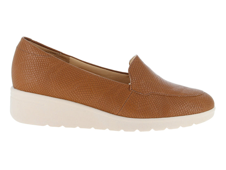 Zapato plano para Mujer color camel con textura animal y suela blanca ancha.