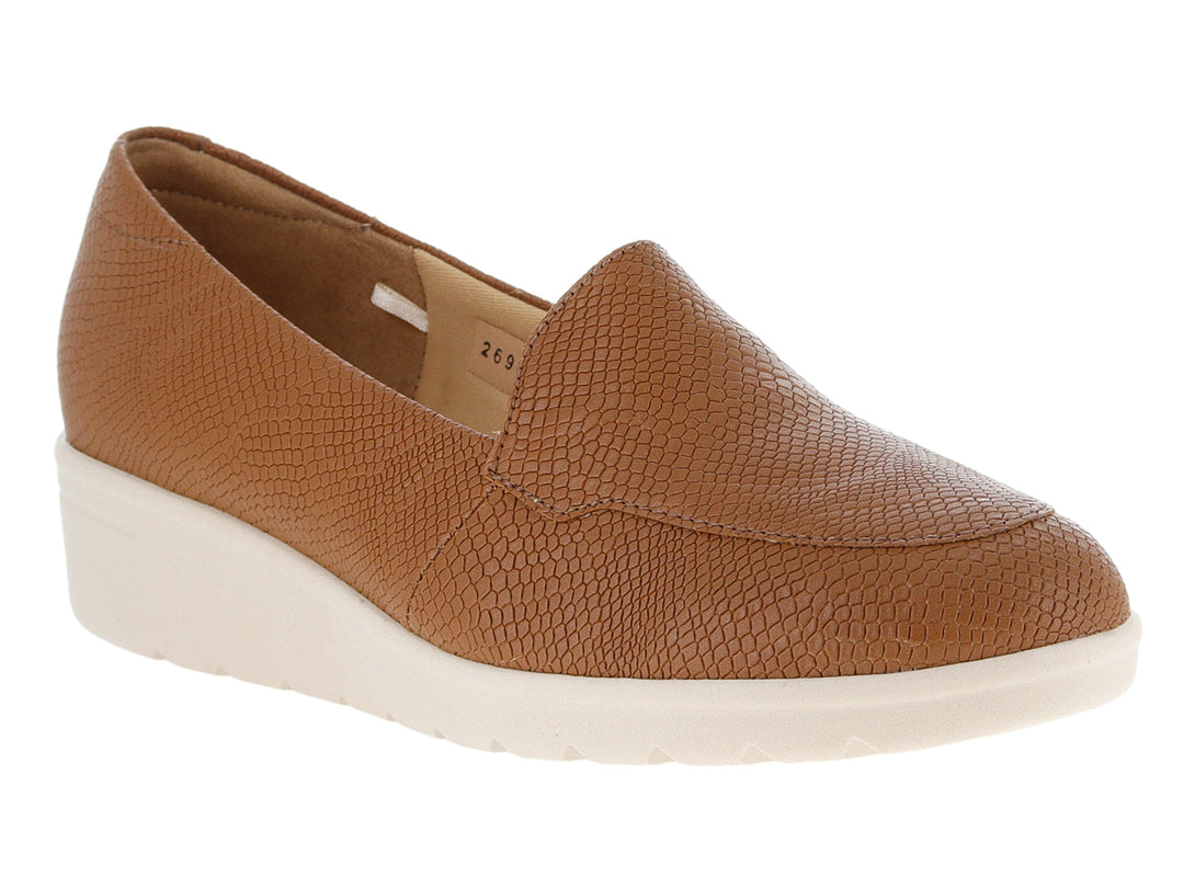 Zapato plano para Mujer color camel con textura animal y suela blanca ancha.