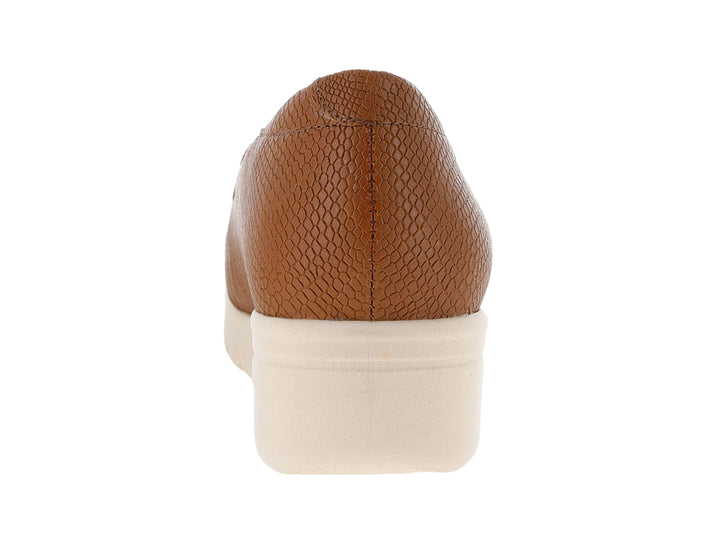 Zapato plano para Mujer color camel con textura animal y suela blanca ancha.