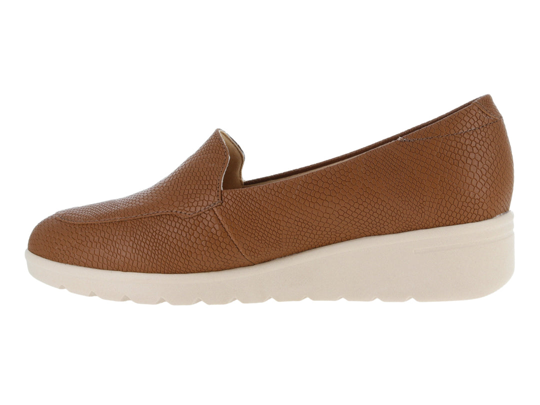 Zapato plano para Mujer color camel con textura animal y suela blanca ancha.