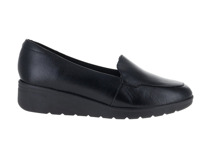 Zapato plano color negro de material sintético con suela gruesa y diseño slip-on.