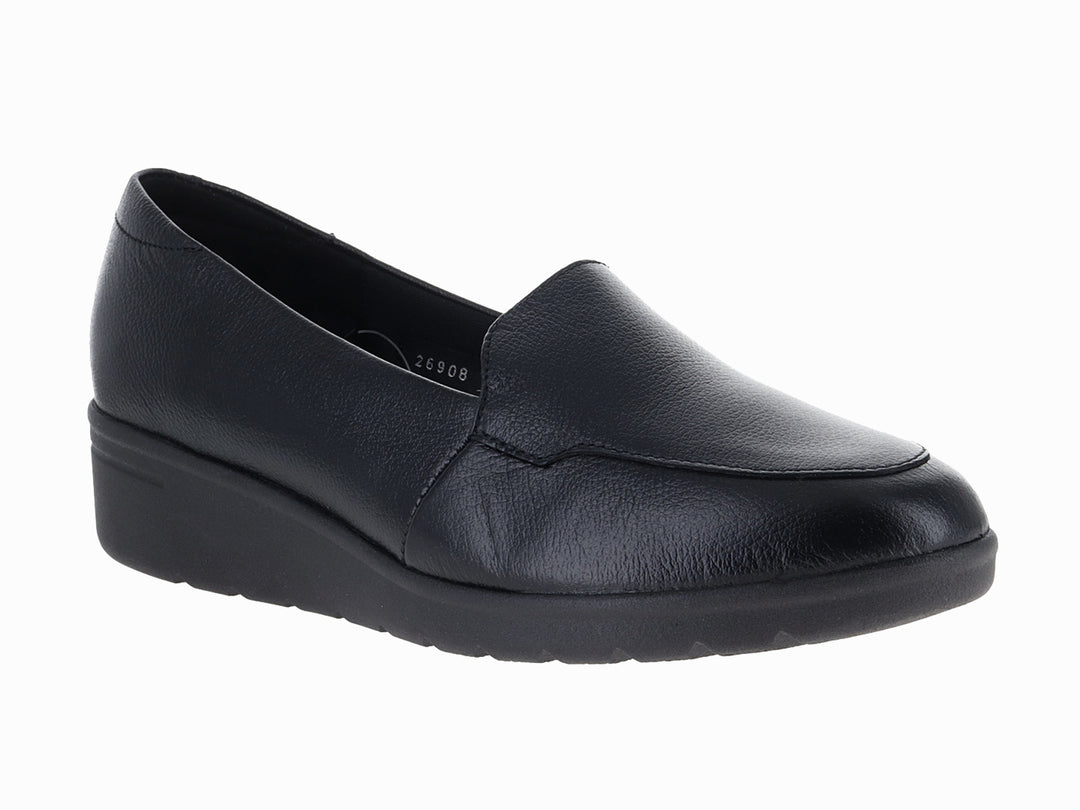 Zapato plano color negro de material sintético con suela gruesa y diseño slip-on.