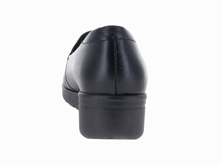 Zapato plano color negro de material sintético con suela gruesa y diseño slip-on.