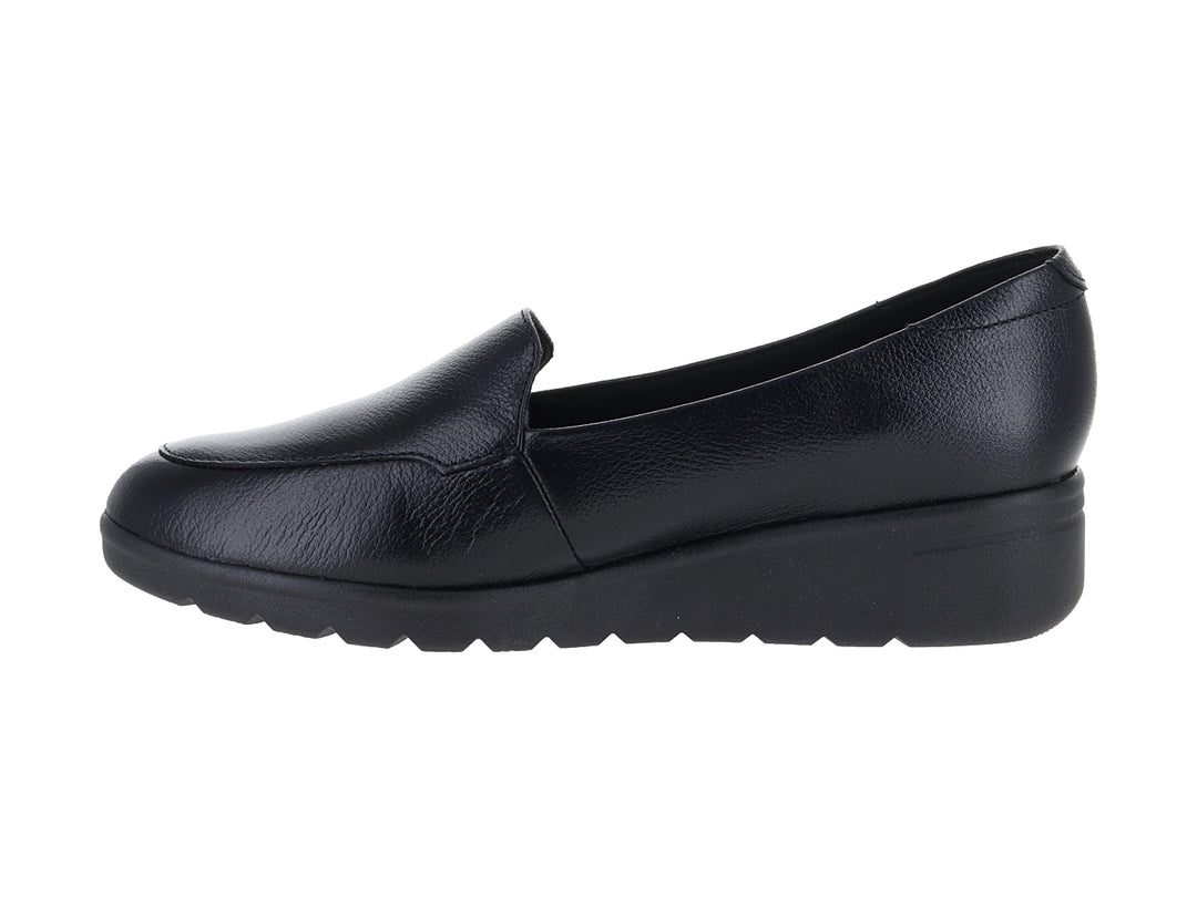 Zapato plano color negro de material sintético con suela gruesa y diseño slip-on.