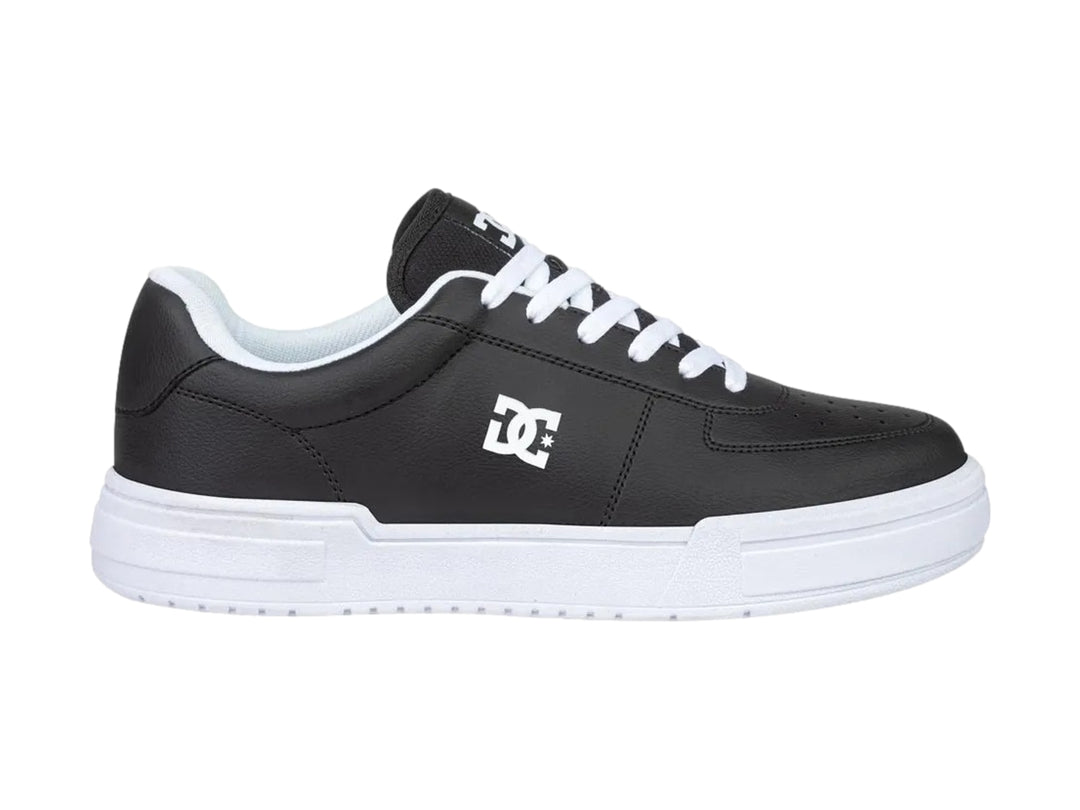 Tenis DC Shoes color negro con suela y cordones blancos.
