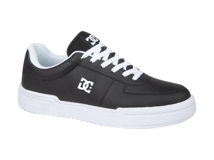 Tenis DC Shoes color negro con suela y cordones blancos.