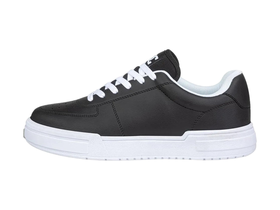 Tenis DC Shoes color negro con suela y cordones blancos.