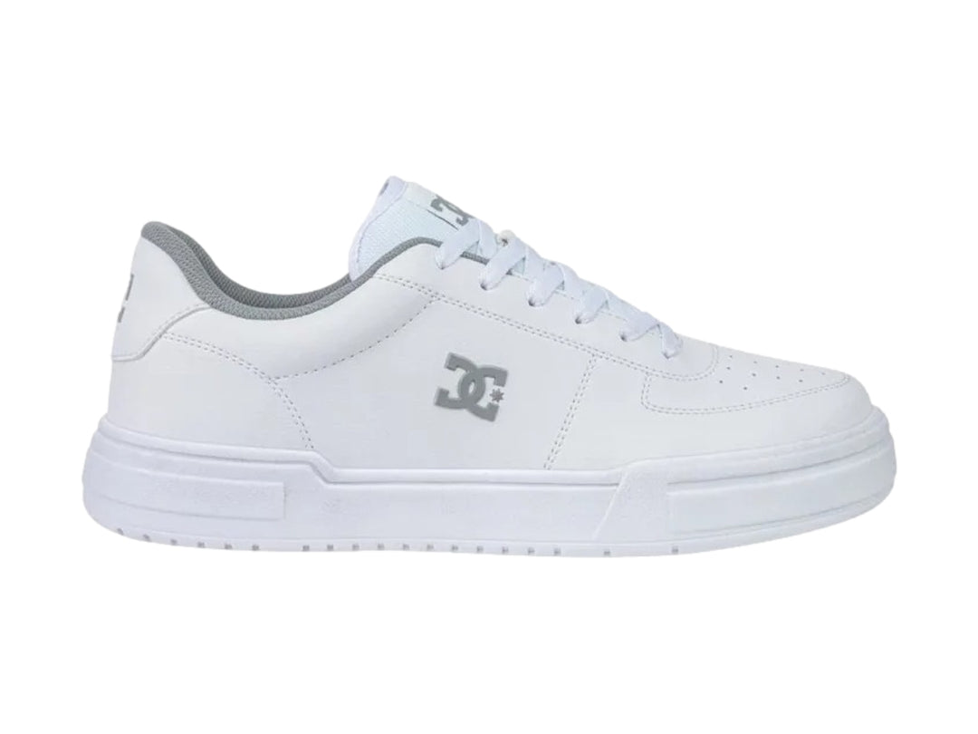 Tenis blancos DC Shoes de corte bajo con suela blanca y forro interior gris.