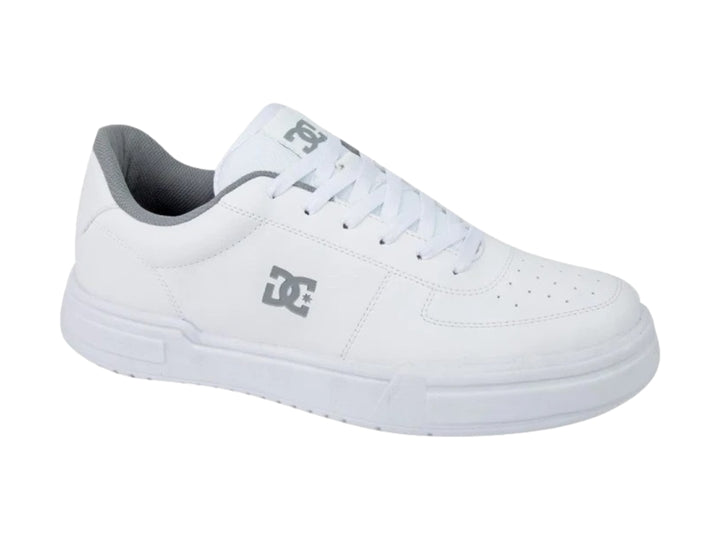 Tenis blancos DC Shoes de corte bajo con suela blanca y forro interior gris.
