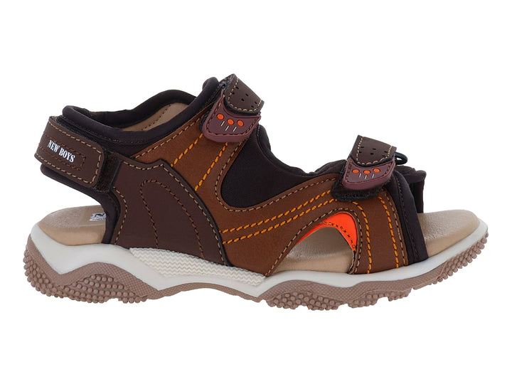Sandalia infantil New Boys color marrón con detalles naranjas y suela blanca.