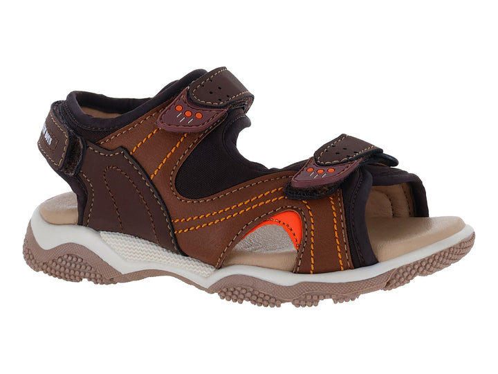 Sandalia infantil New Boys color marrón con detalles naranjas y suela blanca.