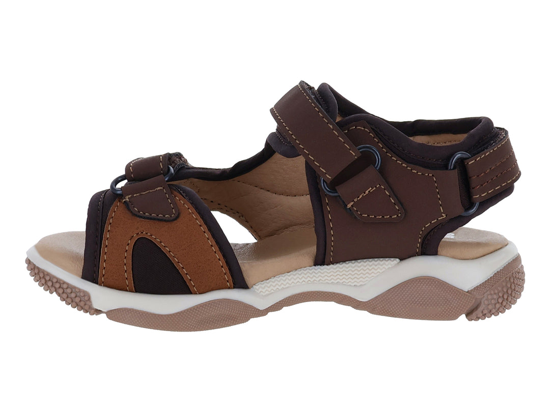 Sandalia infantil New Boys color marrón con detalles naranjas y suela blanca.