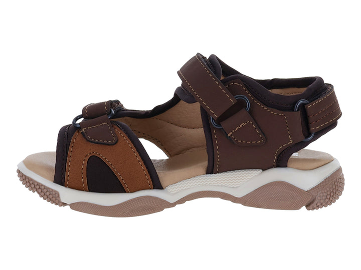 Sandalia infantil New Boys color marrón con detalles naranjas y suela blanca.