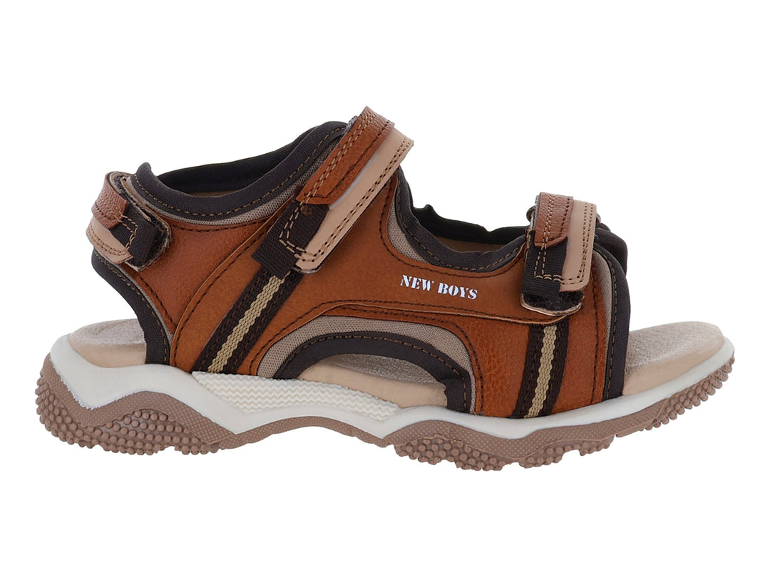 Sandalia para Niño marca New Boys en color canela con detalles beige y negro, suela blanca y correas ajustables.