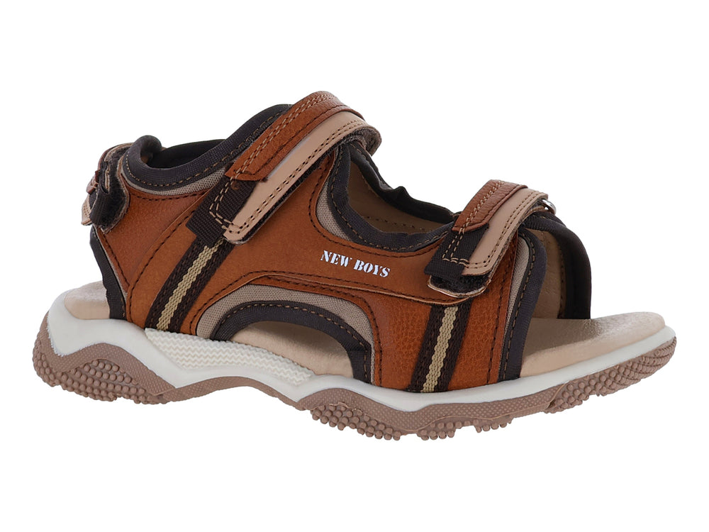 Sandalia para Niño marca New Boys en color canela con detalles beige y negro, suela blanca y correas ajustables.