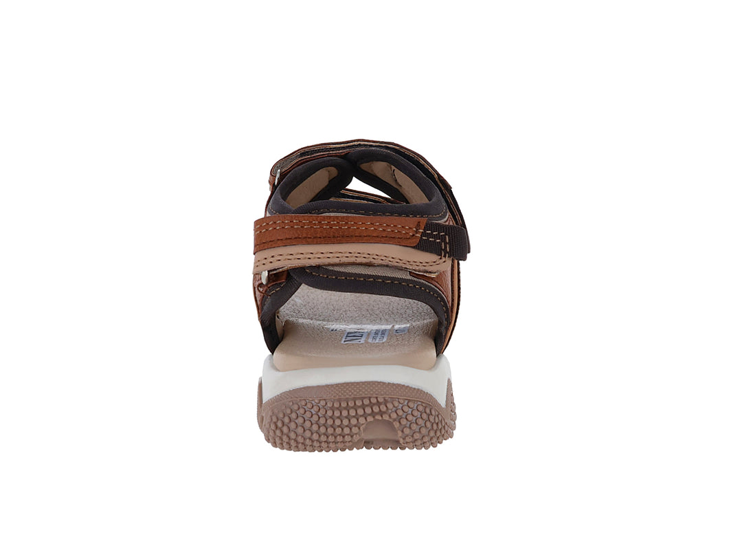 Sandalia para Niño marca New Boys en color canela con detalles beige y negro, suela blanca y correas ajustables.