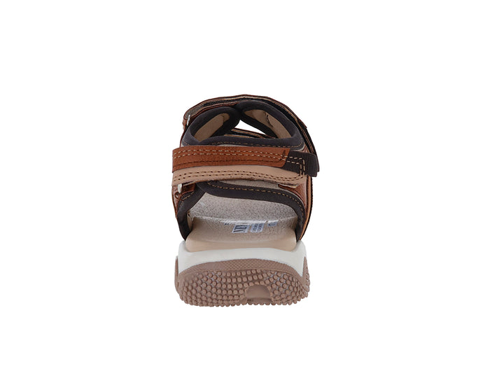 Sandalia para Niño marca New Boys en color canela con detalles beige y negro, suela blanca y correas ajustables.