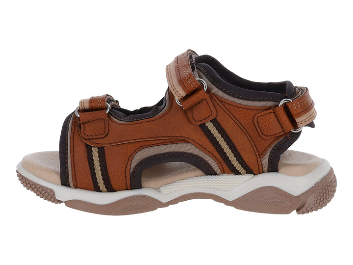 Sandalia para Niño marca New Boys en color canela con detalles beige y negro, suela blanca y correas ajustables.