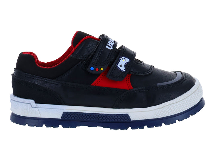 Zapato infantil negro con detalles rojos, suela blanca y azul, y cierre de velcro.