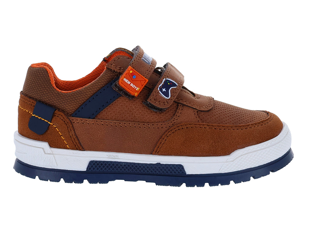 Zapato casual para niño color camel con detalles en azul marino, suela blanca y cierre de velcro.