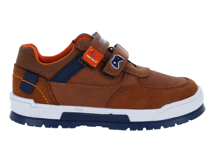 Zapato casual para niño color camel con detalles en azul marino, suela blanca y cierre de velcro.