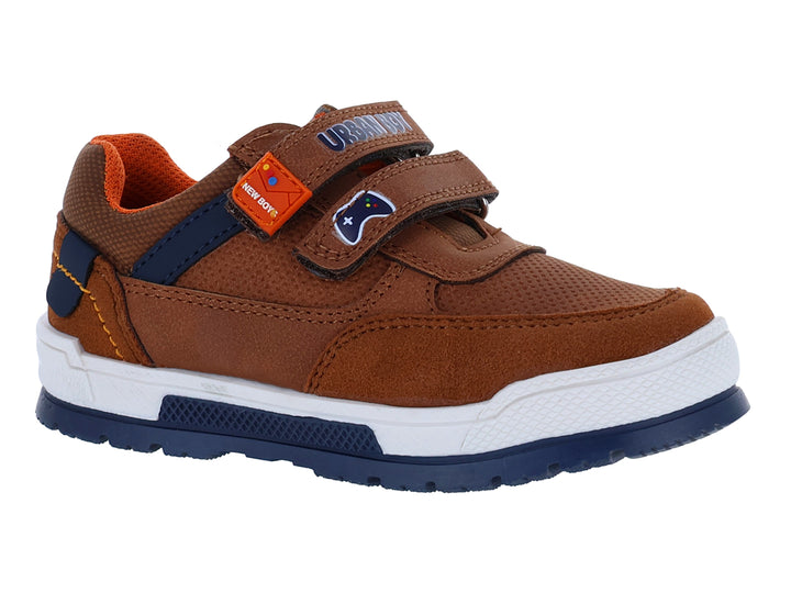 Zapato casual para niño color camel con detalles en azul marino, suela blanca y cierre de velcro.