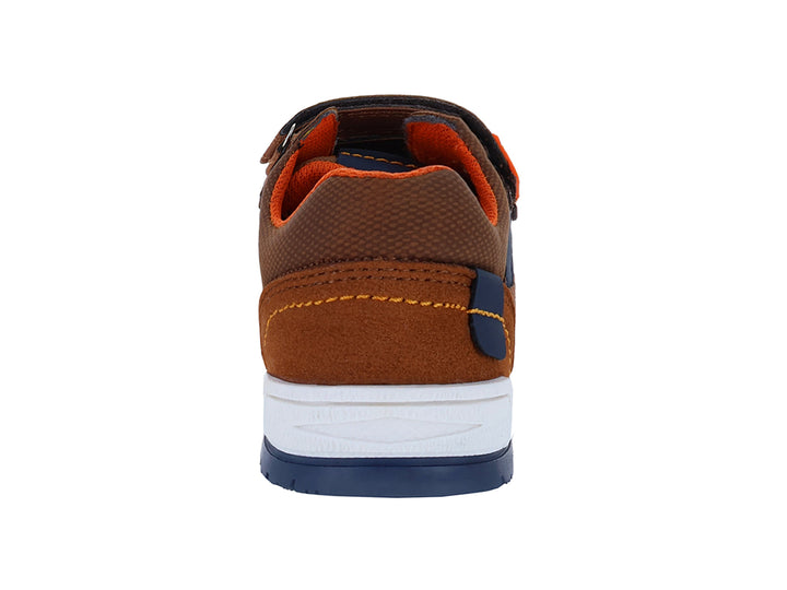 Zapato casual para niño color camel con detalles en azul marino, suela blanca y cierre de velcro.
