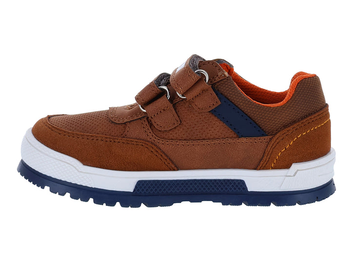 Zapato casual para niño color camel con detalles en azul marino, suela blanca y cierre de velcro.