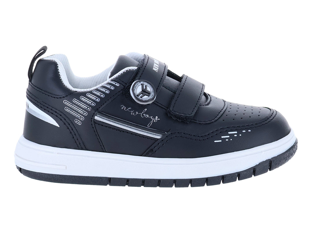 Zapato casual para niño color negro con suela blanca y cierre de velcro.
