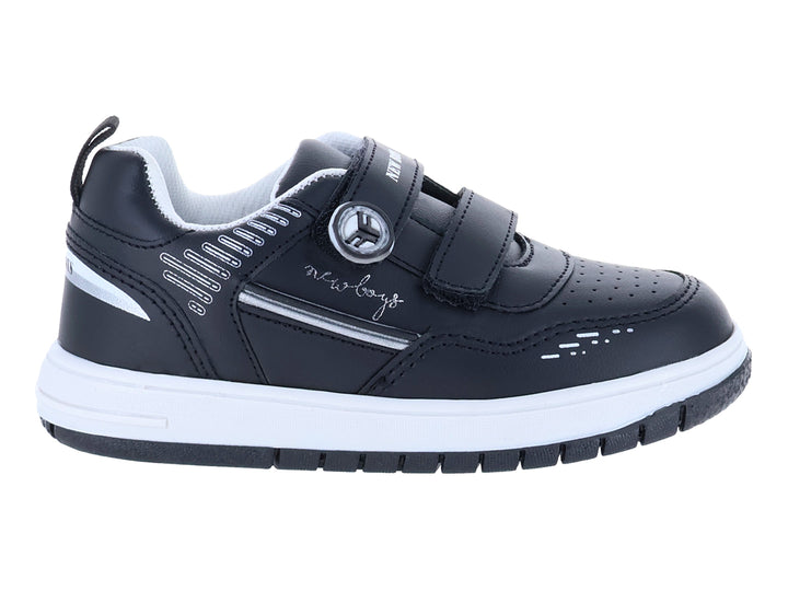 Zapato casual para niño color negro con suela blanca y cierre de velcro.