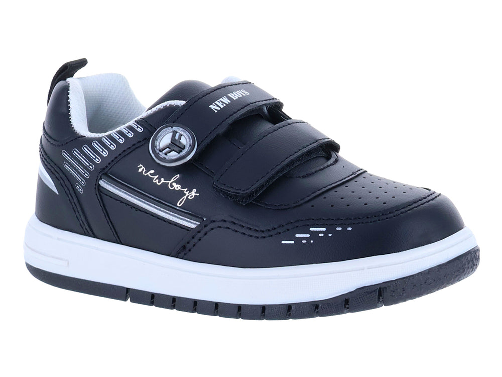 Zapato casual para niño color negro con suela blanca y cierre de velcro.