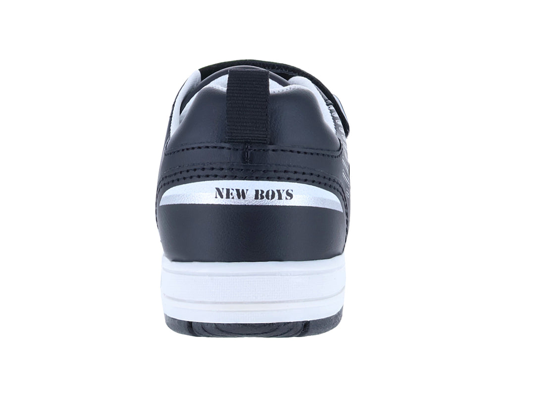 Zapato casual para niño color negro con suela blanca y cierre de velcro.