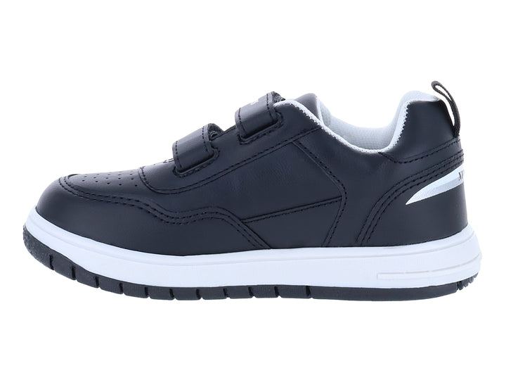 Zapato casual para niño color negro con suela blanca y cierre de velcro.