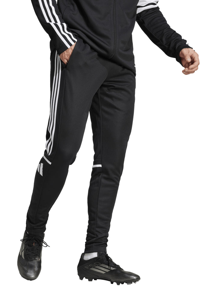 Pantalones deportivos Adidas color negro con franjas blancas laterales y corte ajustado.
