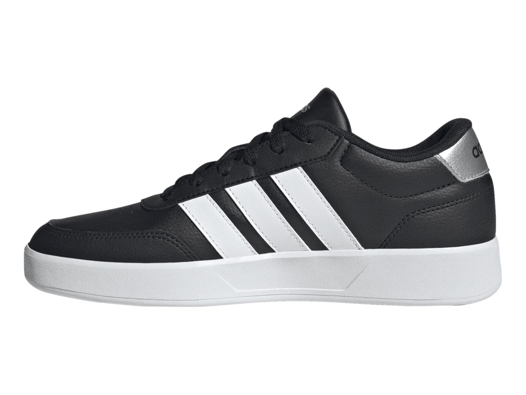 Tenis Adidas Breaknet 3.0 color negro con tres franjas laterales y suela blanca.