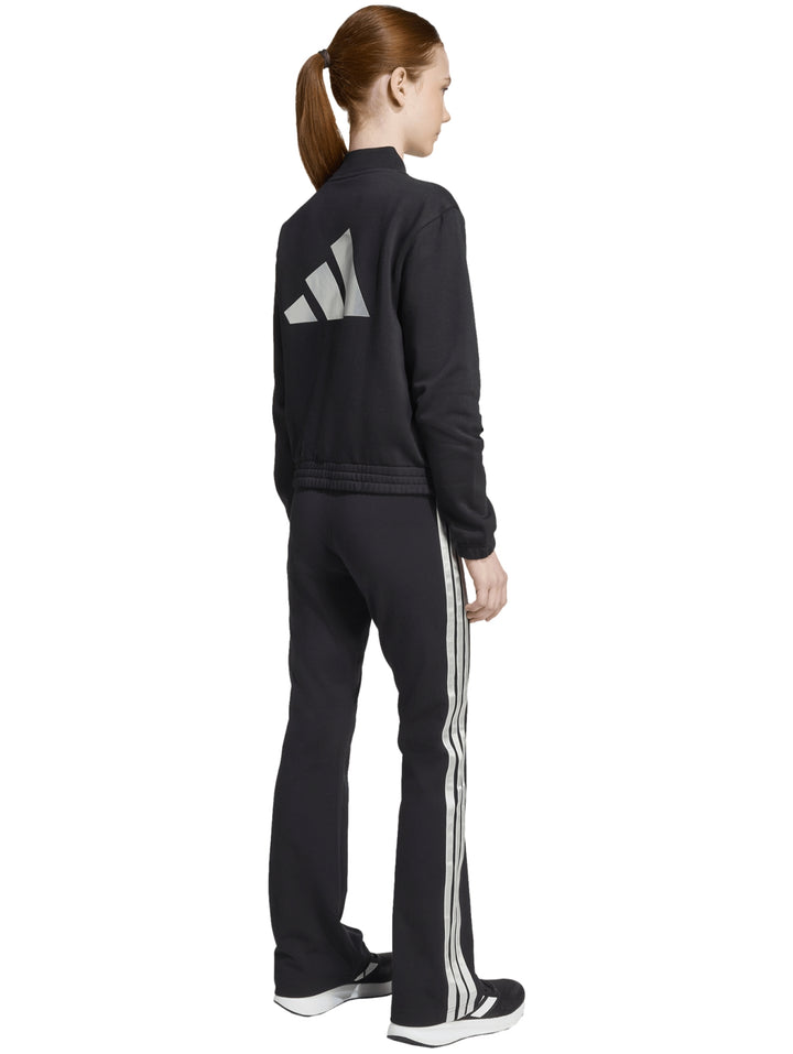 Conjunto deportivo Adidas negro para Mujer, incluye chaqueta y pantalón con rayas plateadas laterales.