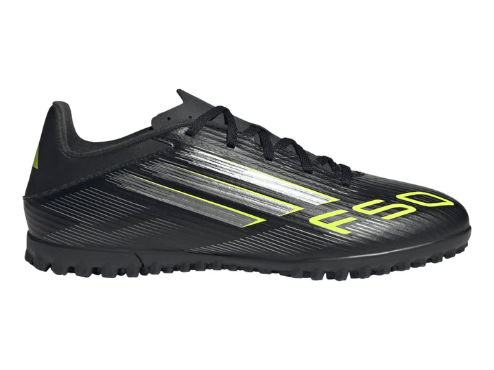 Zapato de fútbol Adidas F50 color negro con detalles en amarillo y plateado, vista lateral.