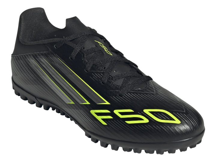 Zapato de fútbol Adidas F50 color negro con detalles en amarillo y plateado, vista lateral.