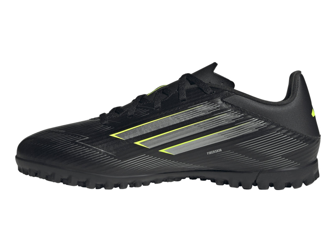 Zapato de fútbol Adidas F50 color negro con detalles en amarillo y plateado, vista lateral.