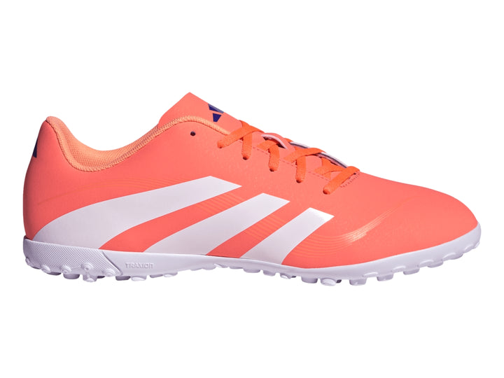 Zapato de fútbol Adidas Predator color coral con franjas blancas y suela blanca para césped sintético.