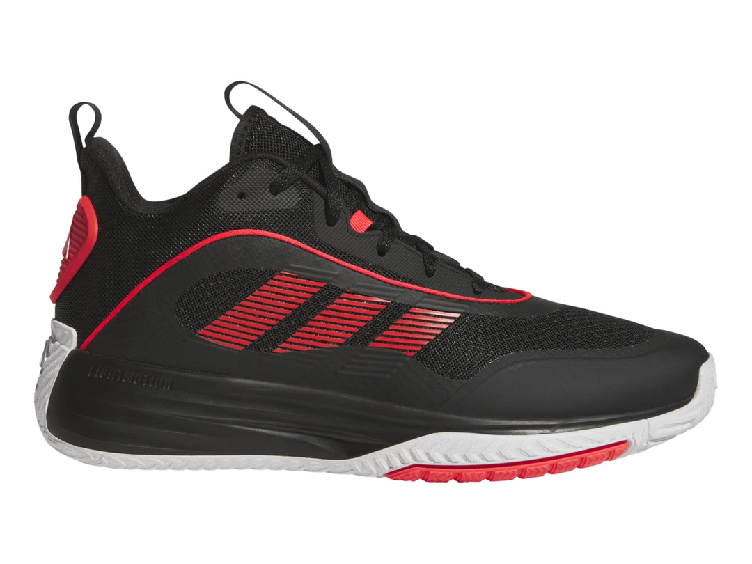 Tenis de baloncesto Adidas OwnTheGame 3.0 color negro con detalles rojos y suela blanca.