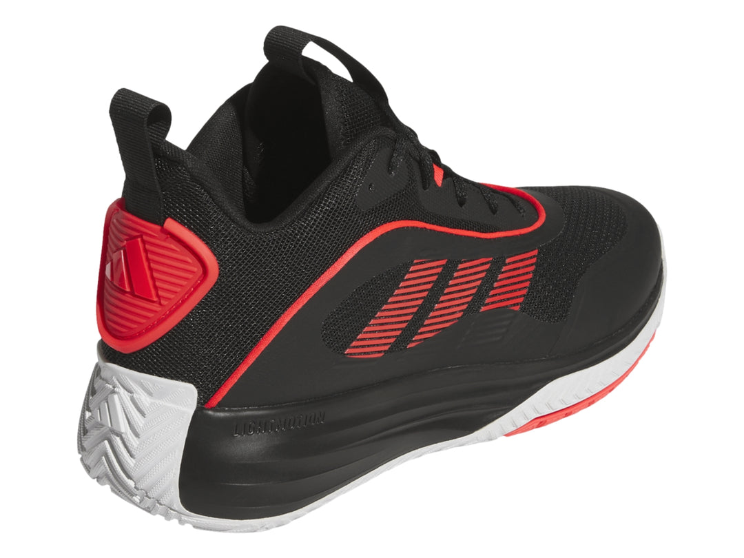 Tenis de baloncesto Adidas OwnTheGame 3.0 color negro con detalles rojos y suela blanca.