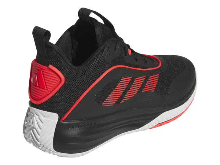 Tenis de baloncesto Adidas OwnTheGame 3.0 color negro con detalles rojos y suela blanca.