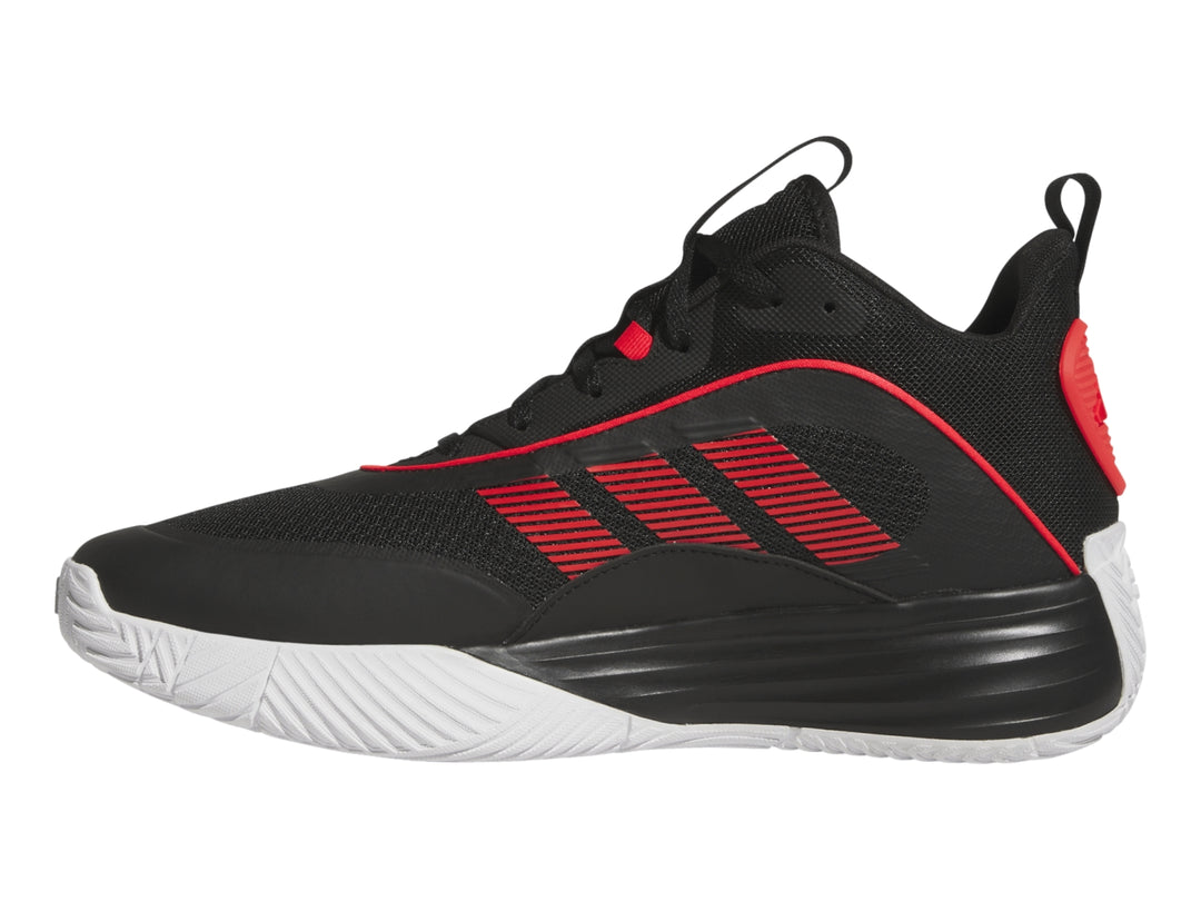 Tenis de baloncesto Adidas OwnTheGame 3.0 color negro con detalles rojos y suela blanca.