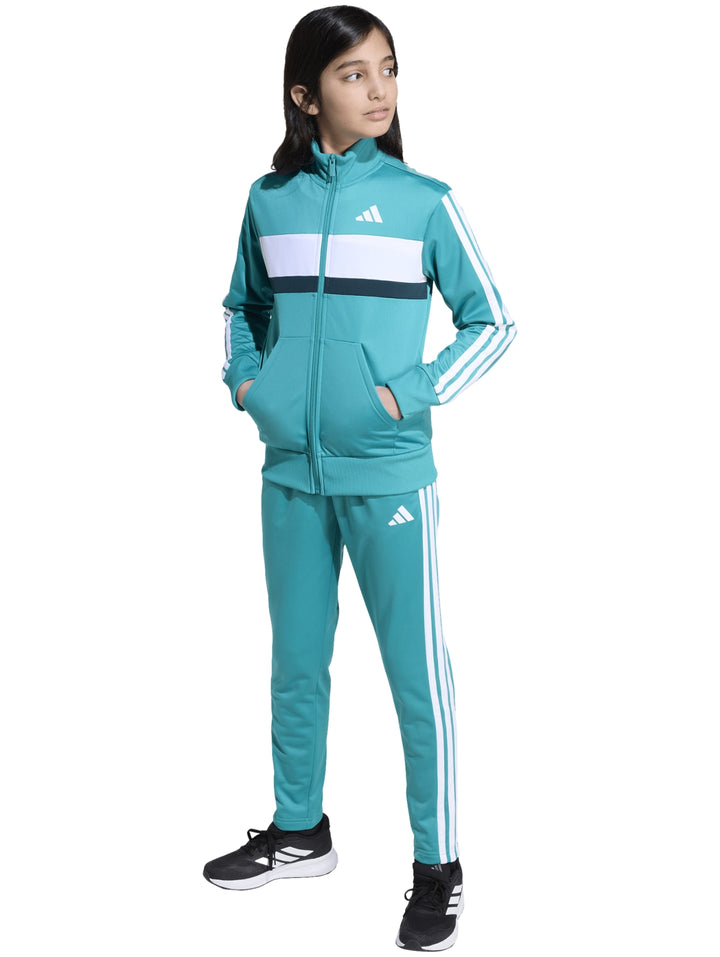 Conjunto deportivo Adidas color turquesa con franjas blancas, incluye chaqueta y pantalón.
