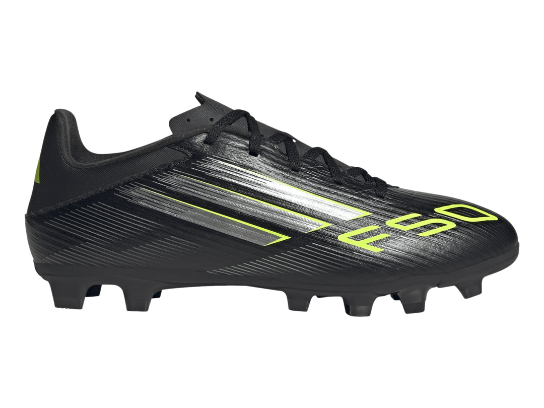 Botas de fútbol Adidas F50 color negro con detalles en amarillo y plateado.
