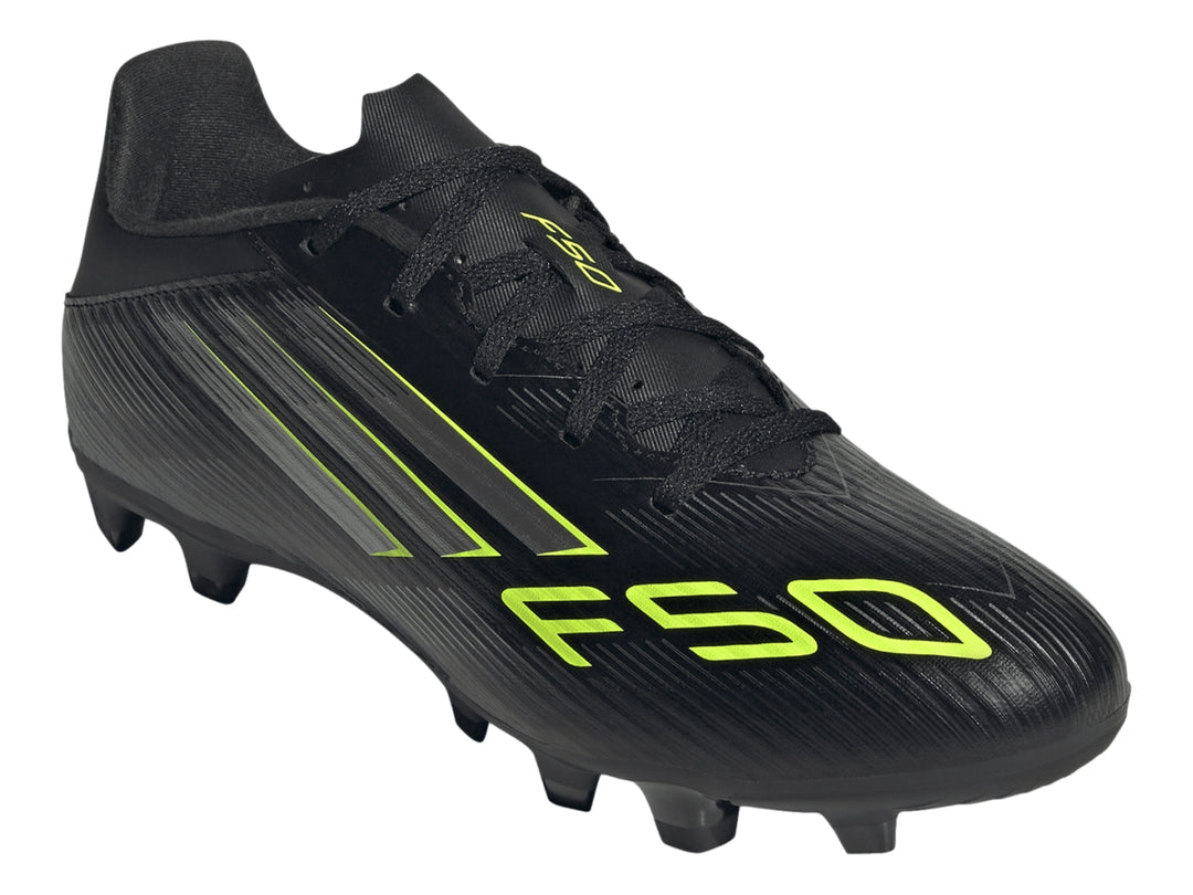 Botas de fútbol Adidas F50 color negro con detalles en amarillo y plateado.