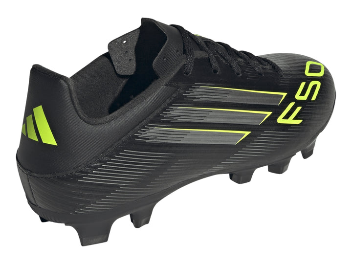 Botas de fútbol Adidas F50 color negro con detalles en amarillo y plateado.