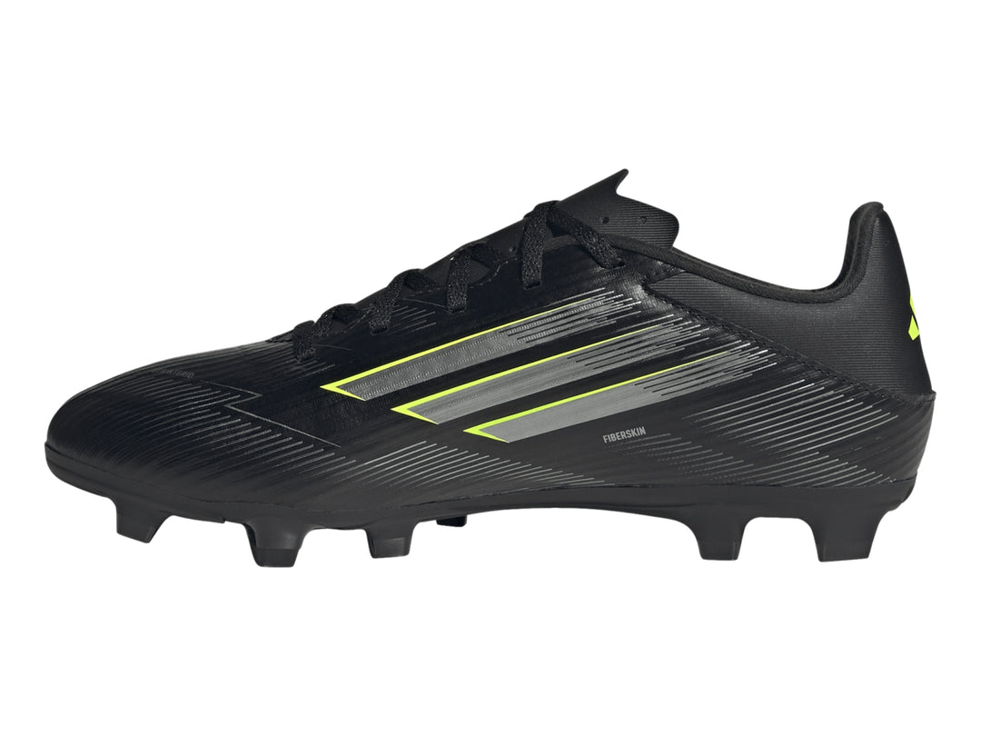 Botas de fútbol Adidas F50 color negro con detalles en amarillo y plateado.